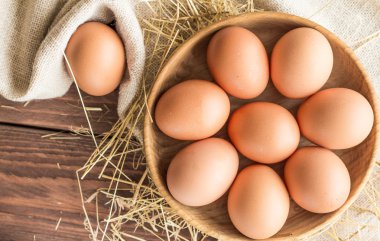 Rushnyk ahşap bir tabağa tavuk yumurta