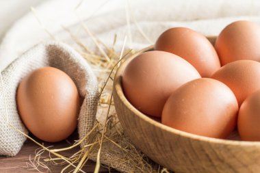 Rushnyk ahşap bir tabağa tavuk yumurta