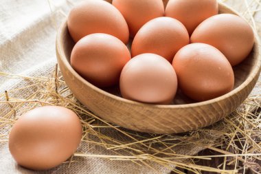 Rushnyk ahşap bir tabağa tavuk yumurta