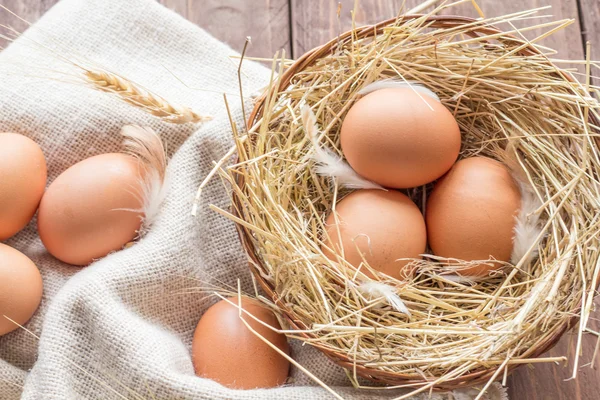 Tavuk yumurtası saman ile sepet içinde