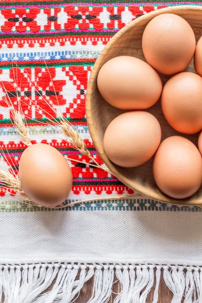 Rushnyk ahşap bir tabağa tavuk yumurta