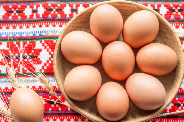 Rushnyk ahşap bir tabağa tavuk yumurta