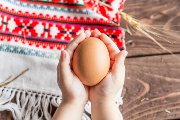 Tavuk yumurta çocuk avuç içi