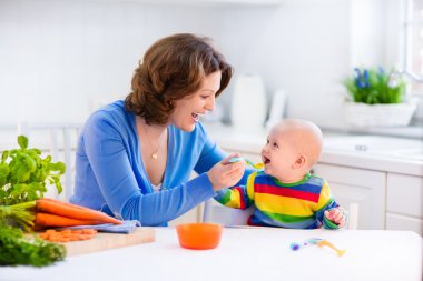 Anne beslenme bebek ilk katı yiyecek