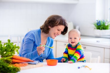Anne beslenme bebek ilk katı yiyecek