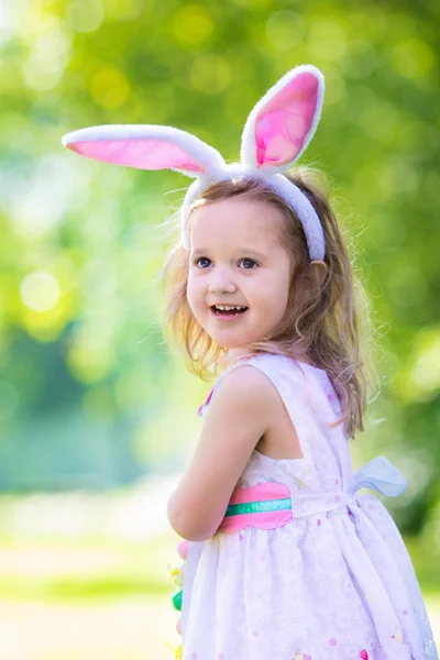 Paskalya selamlar için beyaz tahta ile küçük kız — Stok fotoğraf