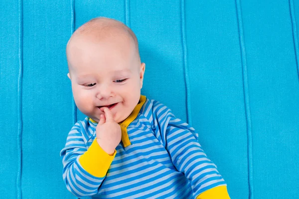 Baby boy on blue knitted blanket — Stock Photo, Image