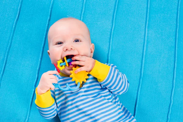 Babyjongen op blauwe gebreide deken — Stockfoto