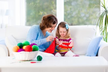 Anne ve kızı yün eşarp örme