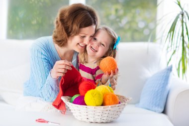 Anne ve kızı yün eşarp örme