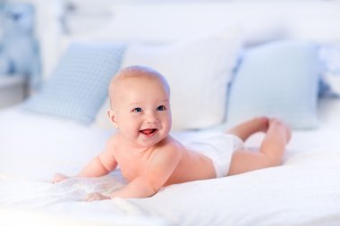 Beyaz yatakta erkek bebek