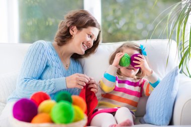 Anne ve kızı yün eşarp örme