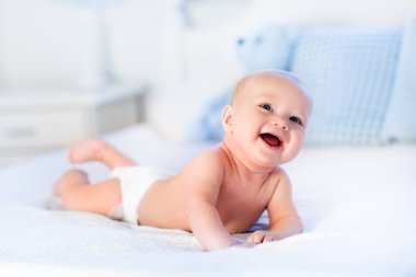 Beyaz yatakta erkek bebek