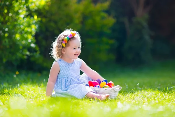 Niña en la búsqueda de huevos de Pascua —  Fotos de Stock