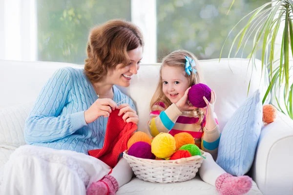 Mãe e filha tricô lenço de lã — Fotografia de Stock