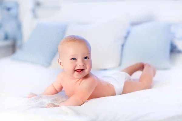 Junge auf weißem Bett — Stockfoto