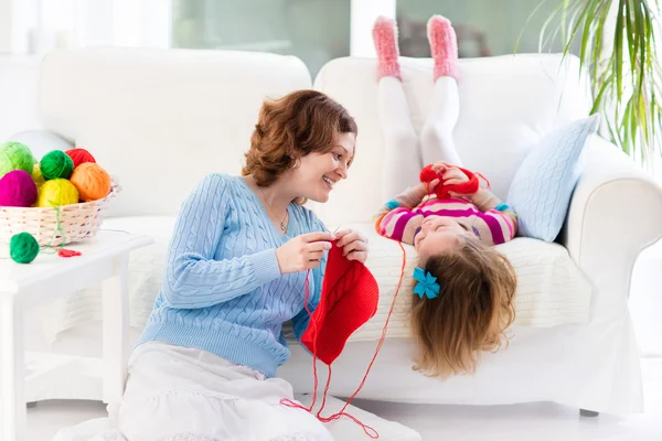 Mãe e filha tricô lenço de lã — Fotografia de Stock