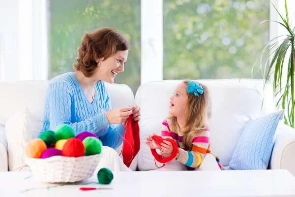 Moeder en dochter breien wollen sjaal — Stockfoto