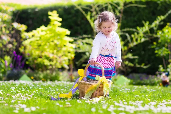 Dziewczynka na Easter egg hunt — Zdjęcie stockowe