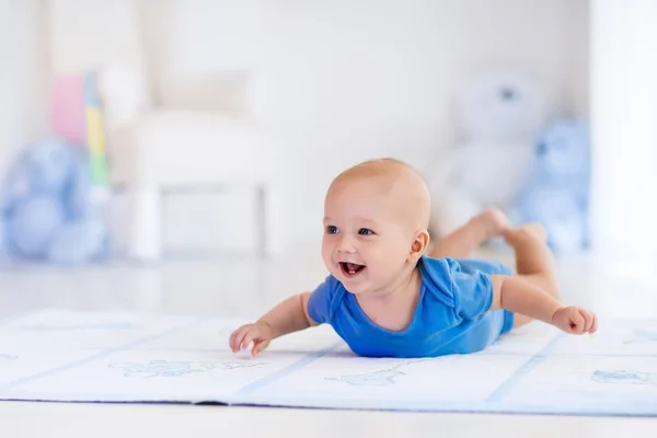 Baby pojke i vit plantskola — Stockfoto