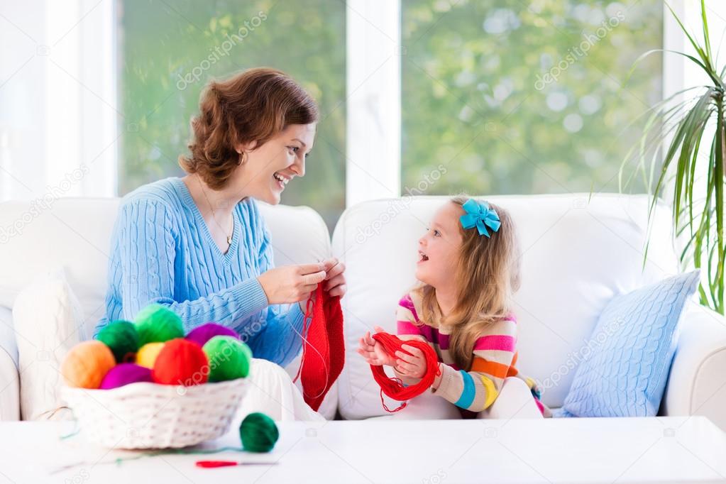 Mother and daughter knitting woolen scarf — Stock Photo © FamVeldman
