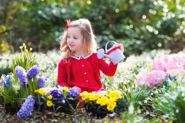 Liten flicka trädgårdsskötsel — Stockfoto