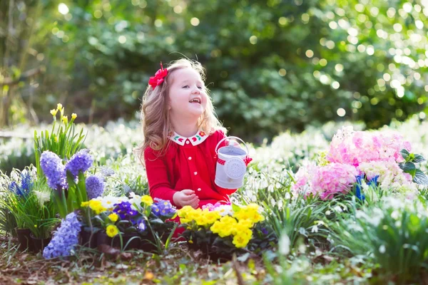 Kleines Mädchen bei der Gartenarbeit — Stockfoto