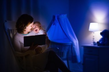 Anne bebek için bir kitap okuma