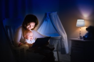 Anne bebek için bir kitap okuma