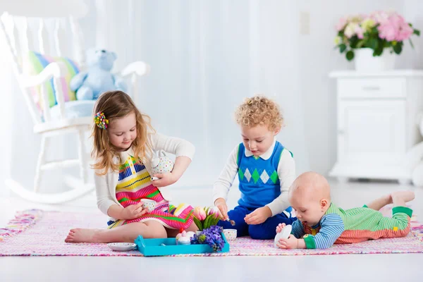 Bambini che giocano giocattolo tea party — Foto Stock