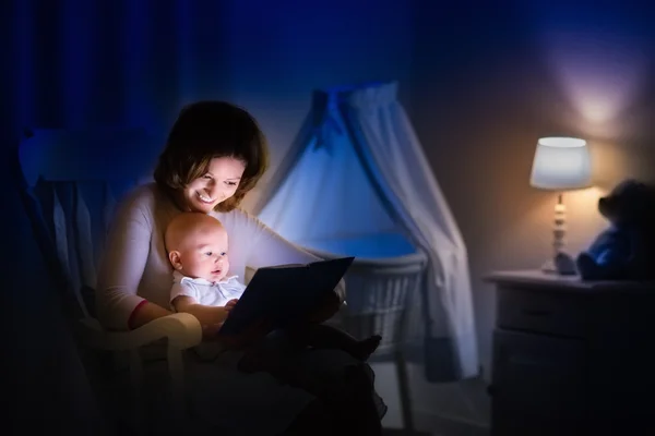 Mother reading a book to little baby — Stock Photo, Image
