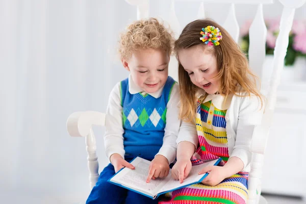 Crianças lendo um livro — Fotografia de Stock