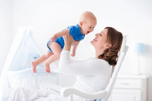 Glad ung mor med baby pojke hemma — Stockfoto