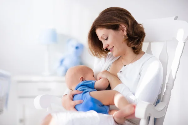 Gelukkig jonge moeder met babyjongen thuis Rechtenvrije Stockfoto's