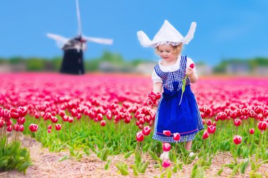 Hollanda'da Lale alan Hollandalı kız
