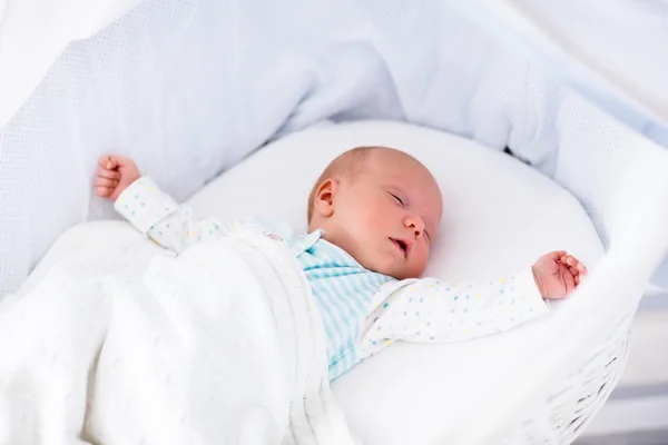 Söt newborn baby i vit säng — Stockfoto