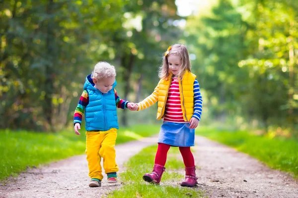 Kinderen lopen in herfst park — Stockfoto