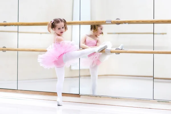 小さなバレリーナ バレエ クラス — ストック写真