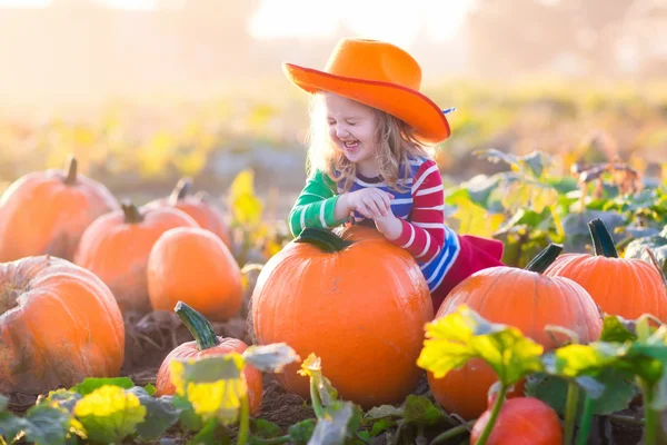 Barn leker på pumpkin patch — Stockfoto