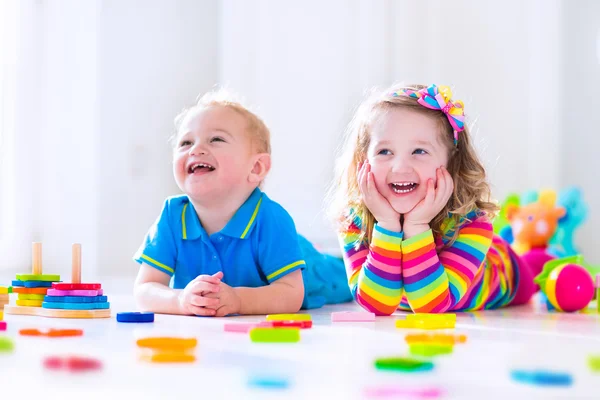 Cjildren brincando com brinquedos de madeira — Fotografia de Stock