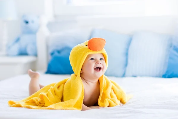 Bebê bonito após o banho em toalha de pato amarelo — Fotografia de Stock