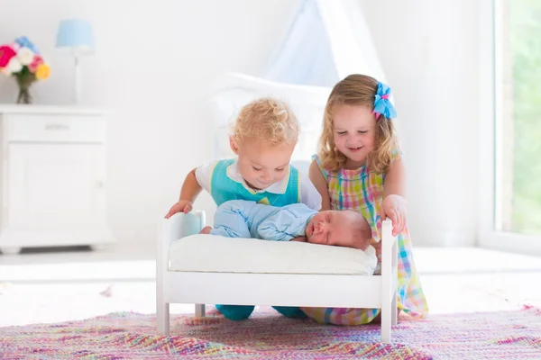 Liten pojke och flicka möter nya syskon — Stockfoto