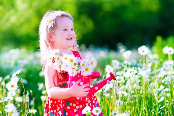 Petite fille dans le champ de fleurs de marguerite — Photo