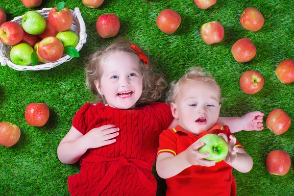 Trochę childrenl jedzenie jabłek — Zdjęcie stockowe