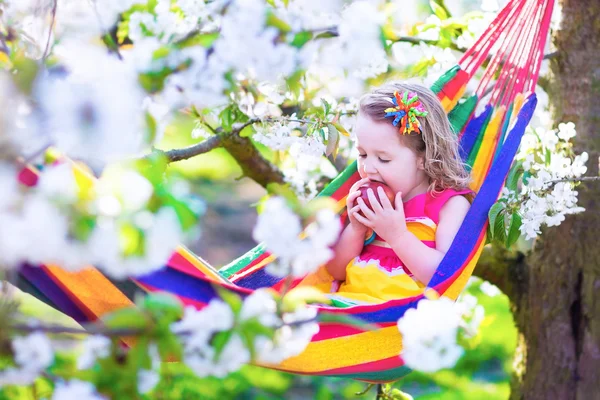 Little girl relaxing in a hammock — Stock Photo, Image