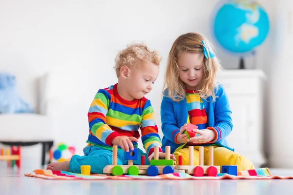 Niños jugando con tren de juguete de madera —  Fotos de Stock