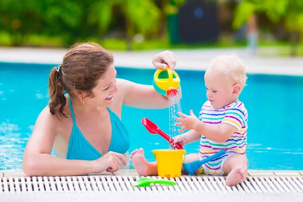 Madre e bambino che giocano in piscina — Foto Stock