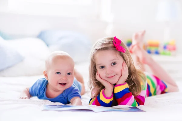 Kinder lesen im weißen Schlafzimmer — Stockfoto