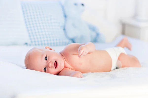 Bebé niño en la cama blanca — Foto de Stock