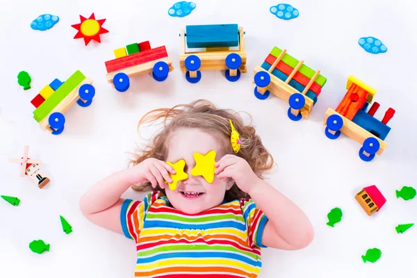 Bambina con treno in legno — Foto Stock